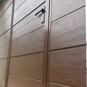 Decken-Sektionaltor Hanus Premium mit Schlupftür Premium | Braun - RAL 8014 - Woodgrain