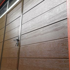 Decken-Sektionaltor Hanus Premium mit Schlupftür Premium | Braun - RAL 8014 - Woodgrain